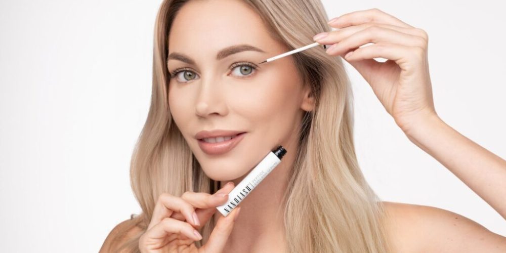 O segredo de cílios preenchidos: será que o sérum de peptídeos substitui a maquiagem?