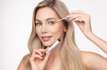 O segredo de cílios preenchidos: será que o sérum de peptídeos substitui a maquiagem?